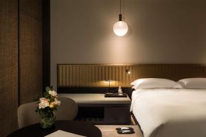Postel nebo postele na pokoji v ubytování Nobu Hotel London Shoreditch