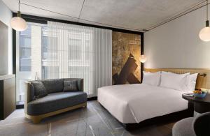 Posezení v ubytování Nobu Hotel London Shoreditch