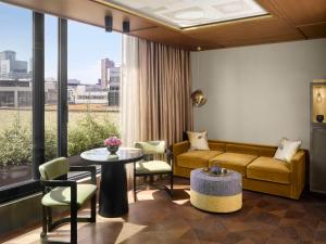 Posezení v ubytování Nobu Hotel London Shoreditch