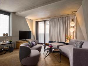 TV a/nebo společenská místnost v ubytování Nobu Hotel London Shoreditch