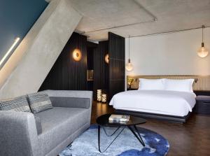 Postel nebo postele na pokoji v ubytování Nobu Hotel London Shoreditch