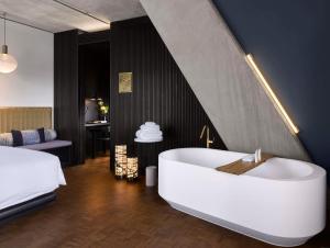 Postel nebo postele na pokoji v ubytování Nobu Hotel London Shoreditch