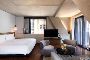 Postel nebo postele na pokoji v ubytování Nobu Hotel London Shoreditch