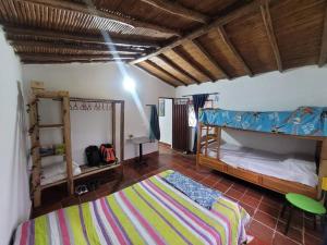 1 dormitorio con 2 literas y alfombra en Cabaña Caprichito, en Piedecuesta