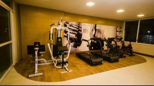 a gym with several exercise equipment in a room at Apartamento encantador in Ilhéus