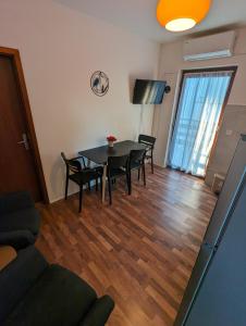 - un salon avec une table à manger et des chaises dans l'établissement Apartments Magnolija 50m from beach, à Srima