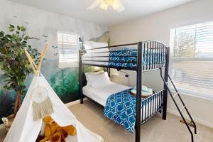 1 dormitorio con 2 literas y 1 cama en Colorado Comfort, en Henderson