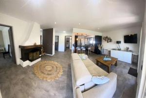 Posezení v ubytování Résidence Courtaude - Superbe maison de 100m2 secteur Rayolet près des plages MAE-7054