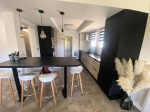 Kuchyň nebo kuchyňský kout v ubytování Résidence Courtaude - Superbe maison de 100m2 secteur Rayolet près des plages MAE-7054 + 11 fotografií