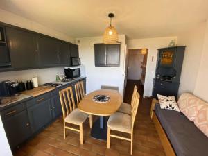 cocina con mesa, sillas y sofá en Résidence Jardin D'azur - 2 Pièces pour 4 Personnes 084, en Six-Fours-les-Plages