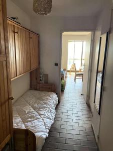 En eller flere senge i et værelse på Résidence Jardin D'azur - 2 Pièces pour 4 Personnes 084
