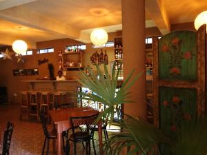 ein Restaurant mit einem Tisch und Stühlen sowie einer Bar in der Unterkunft Ikweta Country Inn Maua in Kaathene