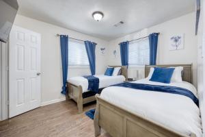 Duas camas num quarto com cortinas azuis em Southern Charm em Columbus
