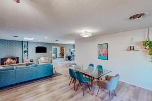 Una sala de estar con una mesa y sillas y un sofá. en Mid-Century Memories, en Lubbock