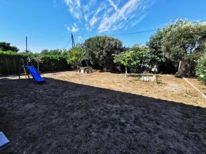 einen Hof mit einem Spielplatz mit blauer Rutsche in der Unterkunft Résidence Mistral - 4 Pièces pour 7 Personnes 514 in Six-Fours-les-Plages