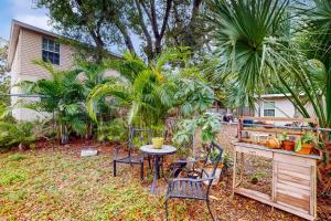 a backyard with a table and chairs and palm trees at Historic Gillespie Getaway in Sarasota