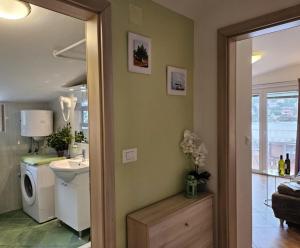 ein Badezimmer mit Waschbecken und Waschmaschine in der Unterkunft Lumare in Grebaštica + 89 Fotos