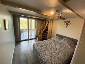 een slaapkamer met een bed in een kamer met een trap bij Résidence Tozza Alta - Pièces 424 in Sari Solenzara