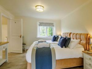 1 dormitorio con 1 cama grande con almohadas azules en 2 Bed in Somerton 89115, en Somerton