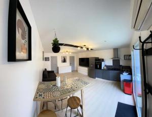 uma sala de estar com uma mesa e uma cozinha em Résidence Tozza Alta - Pièces 424 em Sari-Solenzara