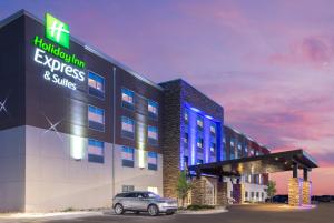 um edifício com um carro estacionado em frente em Holiday Inn Express & Suites - Colorado Springs South I-25, an IHG Hotel em Colorado Springs