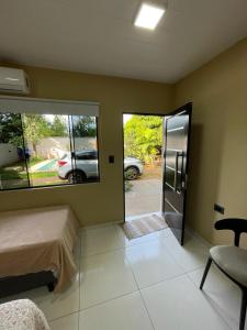 um quarto com uma cama e uma porta para um parque de estacionamento em Lapacho 2 em Puerto Iguazú