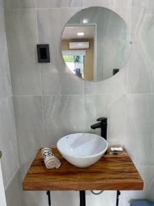 uma casa de banho com um lavatório e um espelho. em Lapacho 2 em Puerto Iguazú