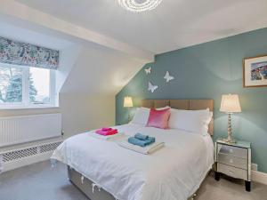 a bedroom with a large bed with pink and blue walls at 2 Bed in Pencombe 27478 in Pencombe