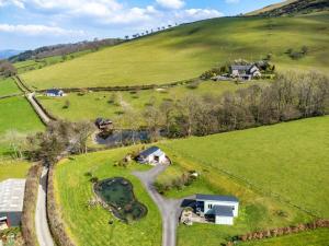 una vista aérea de una granja con una carretera en 1 Bed in Builth Wells BN089, en Garth