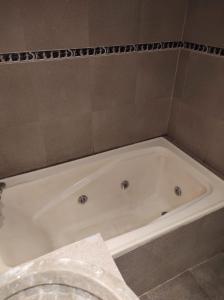 洛馬斯德薩莫拉的住宿－Hostel Dakini Lomas，浴室设有白色浴缸。