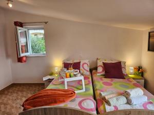 ein Schlafzimmer mit zwei Betten und einem Fenster in der Unterkunft Lumare in Grebaštica
