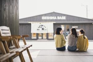Asiakkaita majoituspaikassa THE GLAMPING PLAZA 伊勢志摩BASE