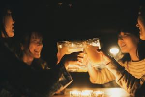 Asiakkaita majoituspaikassa THE GLAMPING PLAZA 伊勢志摩BASE