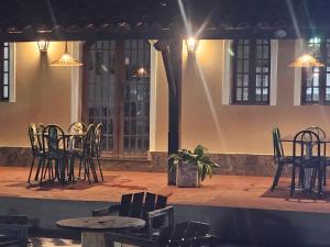Pousada Casa Bella في Itaberaba: مجموعة من الكراسي والطاولات على المسرح