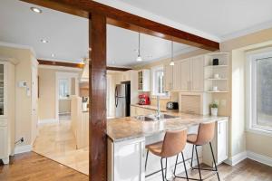 Galeriebild der Unterkunft *NEW* Stunning Waterfront Bright Chalet with Spa in Saint-Calixte + 48 Fotos