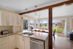 Galeriebild der Unterkunft *NEW* Stunning Waterfront Bright Chalet with Spa in Saint-Calixte