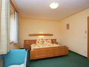 Un dormitorio con una cama con almohadas. en Apartment near the ski area in the Salzburg region, en Altenmarkt im Pongau