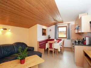 een woonkamer en een keuken met een tafel en een bank bij Apartment near the ski area in the Salzburg region in Altenmarkt im Pongau