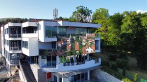 eine Luftansicht eines Hauses mit Balkon in der Unterkunft Hotel Gold in Pljevlja