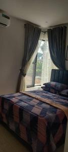 um quarto com uma cama e uma janela em Humsidcy Hub em Lagos