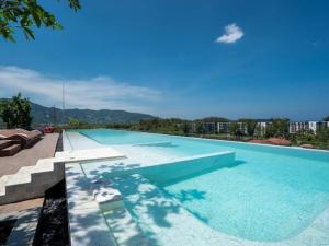 邦濤海灘的住宿－2 спальни Апартаменты на Бангтао 600 метров от моря，享有城市景致的大型游泳池