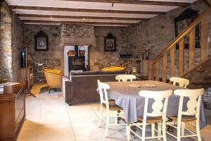 Ein Restaurant oder anderes Speiselokal in der Unterkunft Résidence Ty Gouermel-plougrescant - Maisons & Villas pour 5 Personnes 854 