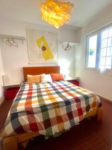 ビルバオにあるFica 4Aのベッドルーム1室(カラフルな毛布付きのベッド1台付)