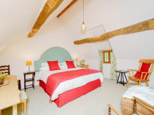 sypialnia z dużym łóżkiem z czerwonymi poduszkami w obiekcie 2 bed in Whitchurch 79135 w mieście Hanmer