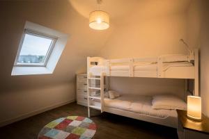 เตียงสองชั้นในห้องที่ Résidence Ty Ewano-trebeurden - Maisons & Villas pour 10 Personnes 794