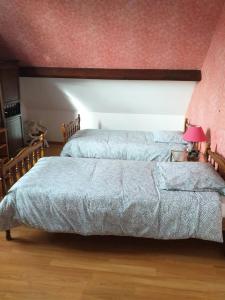 普萊納瓦昂德雷的住宿－Résidence -pleneuf Val Andre - Maisons & Villas 614，一间卧室设有两张床和粉红色的墙壁