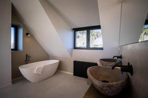 ห้องน้ำของ Résidence Hent Ar Villin-plougrescant - Maisons & Villas pour 12 Personnes 651