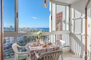 una mesa en un balcón con vistas al océano en Comfortable apartment in Viña del Mar, en Playa de las Américas
