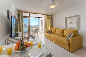 een woonkamer met een bank en een tafel met fruit erop bij Comfortable apartment in Viña del Mar in Playa de las Americas