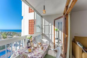 balcón con mesa y vistas al océano en Comfortable apartment in Viña del Mar, en Playa de las Américas